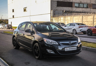 Подержанный автомобиль Opel Astra Hatchback 2011 года (5 фото)