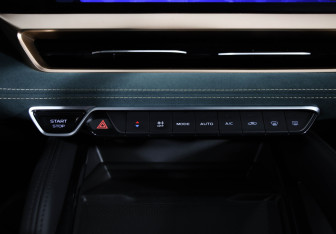 Подержанный автомобиль Geely Monjaro 2023 года (17 фото)