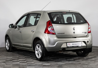 Подержанный автомобиль Renault Sandero 2011 года (7 фото)