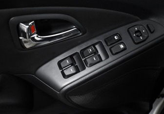 Подержанный автомобиль Hyundai ix35 2011 года (10 фото)