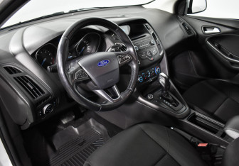 Подержанный автомобиль Ford Focus Hatchback 2017 года (9 фото)