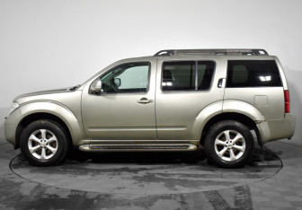 Подержанный автомобиль Nissan Pathfinder 2008 года (8 фото)