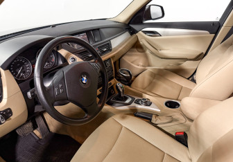 Подержанный автомобиль BMW X1 2013 года (9 фото)