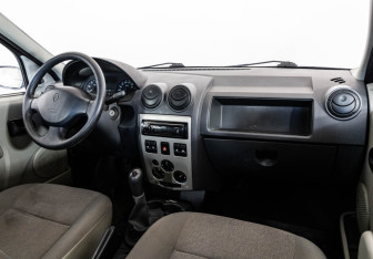 Подержанный автомобиль Renault Logan Sedan 2009 года (9 фото)