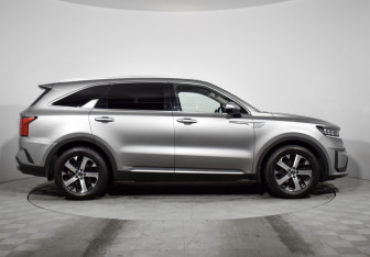 Подержанный автомобиль Kia Sorento 2022 года (4 фото)