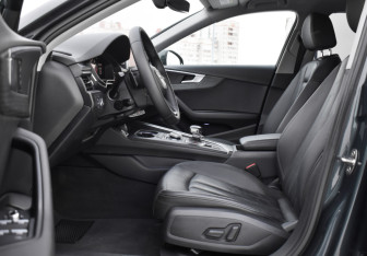 Подержанный автомобиль Audi A4 Sedan 2018 года (17 фото)