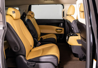 Подержанный автомобиль Kia Carnival 2022 года (26 фото)