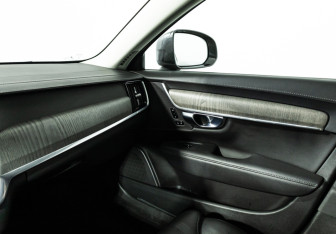 Подержанный автомобиль Volvo V90 Cross Country 2020 года (18 фото)