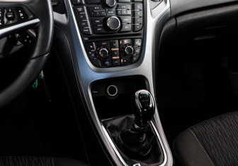 Подержанный автомобиль Opel Astra Hatchback 2012 года (13 фото)