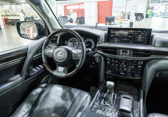Подержанный автомобиль Lexus LX 2015 года (15 фото)