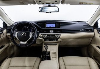 Подержанный автомобиль Lexus ES 2013 года (12 фото)