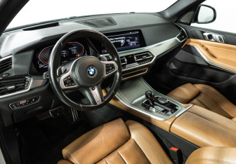 Подержанный автомобиль BMW X5 2019 года (11 фото)