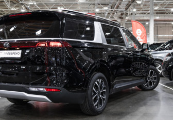 Подержанный автомобиль Kia Carnival 2021 года (10 фото)
