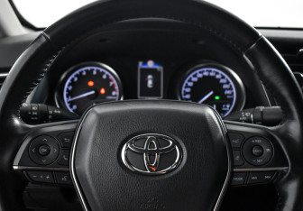 Подержанный автомобиль Toyota Camry Sedan 2018 года (18 фото)