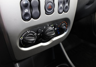 Подержанный автомобиль Renault Logan Sedan 2015 года (14 фото)