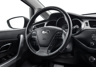 Подержанный автомобиль Kia Ceed Hatchback 2012 года (14 фото)
