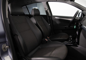 Подержанный автомобиль Opel Astra Hatchback 2010 года (11 фото)