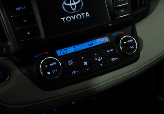 Подержанный автомобиль Toyota RAV4 2016 года (19 фото)