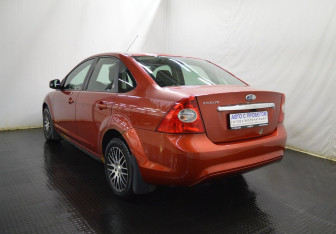 Подержанный автомобиль Ford Focus Sedan 2008 года (7 фото)