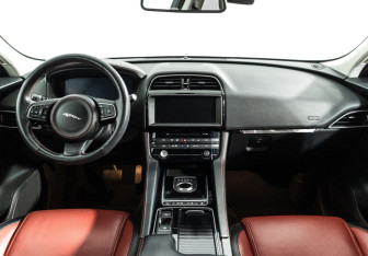 Подержанный автомобиль Jaguar F-Pace 2017 года (13 фото)
