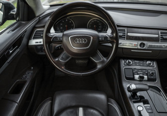 Подержанный автомобиль Audi A8 2011 года (12 фото)