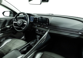 Подержанный автомобиль Hyundai Elantra Sedan 2022 года (9 фото)