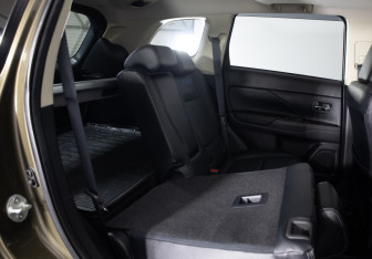 Подержанный автомобиль Mitsubishi Outlander 2015 года (19 фото)