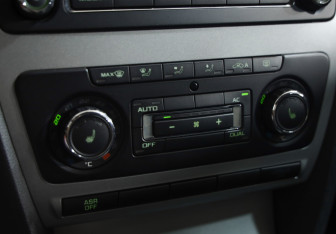 Подержанный автомобиль Skoda Octavia Liftback 2012 года (13 фото)