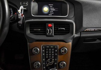 Подержанный автомобиль Volvo V40 Cross Country 2017 года (16 фото)