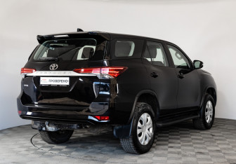 Подержанный автомобиль Toyota Fortuner 2019 года (5 фото)