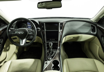 Подержанный автомобиль Infiniti Q50 2017 года (13 фото)