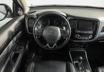Подержанный автомобиль Mitsubishi Outlander 2017 года (11 фото)