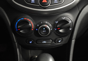 Подержанный автомобиль Hyundai Solaris Hatchback 2011 года (15 фото)