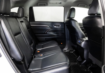 Подержанный автомобиль Toyota Highlander 2014 года (26 фото)