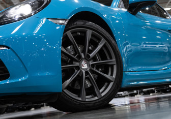 Подержанный автомобиль Porsche Cayman 2018 года (27 фото)