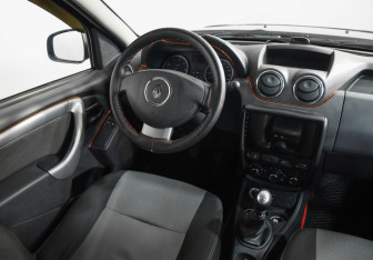 Подержанный автомобиль Renault Duster 2014 года (8 фото)