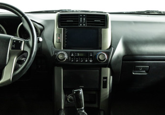 Подержанный автомобиль Toyota Land Cruiser Prado 2013 года (14 фото)