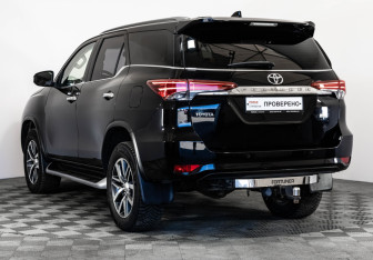 Подержанный автомобиль Toyota Fortuner 2018 года (7 фото)