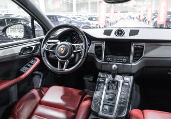 Подержанный автомобиль Porsche Macan 2017 года (17 фото)