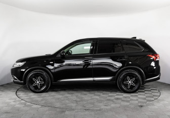 Подержанный автомобиль Mitsubishi Outlander 2017 года (8 фото)