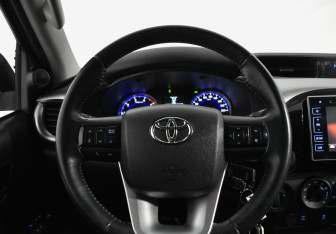 Подержанный автомобиль Toyota Hilux 2015 года (19 фото)