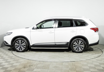 Подержанный автомобиль Mitsubishi Outlander 2019 года (8 фото)