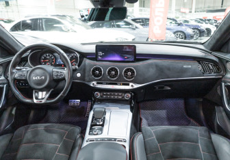 Подержанный автомобиль Kia Stinger 2023 года (15 фото)