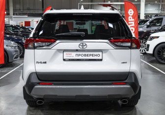 Подержанный автомобиль Toyota RAV4 2021 года (8 фото)