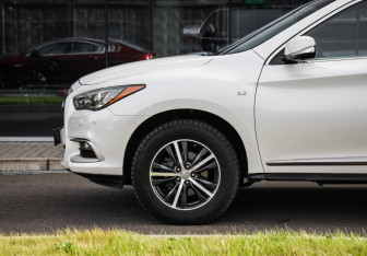 Подержанный автомобиль Infiniti QX60 2017 года (10 фото)