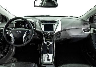 Подержанный автомобиль Hyundai Avante Sedan 2011 года (13 фото)