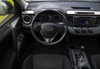 Подержанный автомобиль Toyota RAV4 2015 года (10 фото)