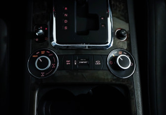 Подержанный автомобиль Volkswagen Touareg 2009 года (18 фото)