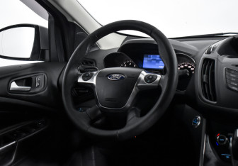 Подержанный автомобиль Ford Kuga 2013 года (14 фото)