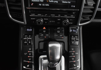 Подержанный автомобиль Porsche Cayenne 2015 года (18 фото)